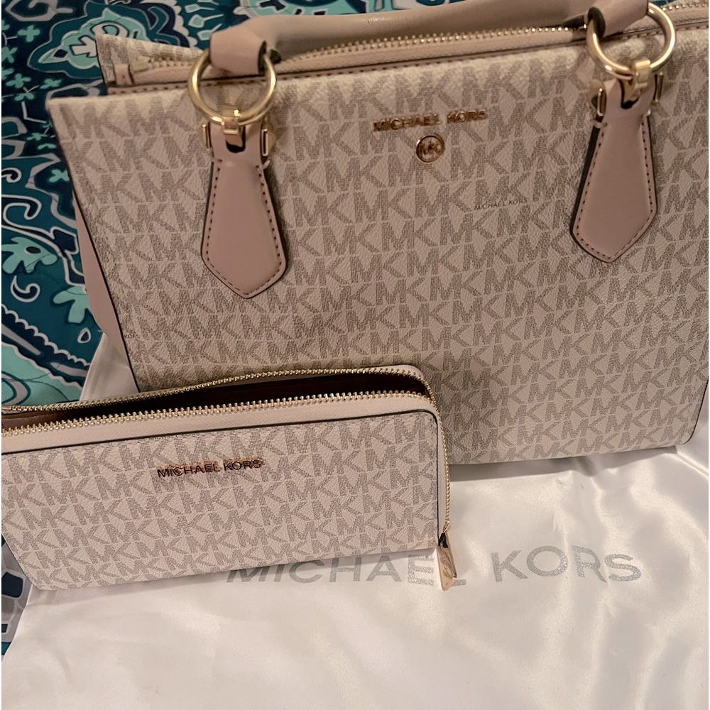USED MK AND WALLET SET